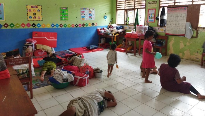 Warga terdampak banjir di Pandeglang masih bertahan di pengungsian.