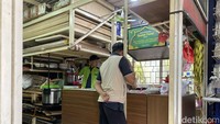 David mengatakan bahwa awalnya ia membuka warung nasi untuk memudahkan karyawannya di toko bangunan mudah mencari makan. Foto: detikcom/Riska Fitria