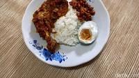 Pilihannya banyak, mulai dari ayam, ikan, tumisan sayur, telur, aneka gorengan, dan jajanan pasar. Harga seporsi nasinya mulai Rp 10.000-an. Foto: detikcom/Riska Fitria