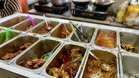 Namun, tak disangka, warung nasi tersebut juga menarik perhatian masyarakat lain, khususnya karyawan yang bekerja di kawasan Alam Sutera. Foto: detikcom/Riska Fitria