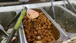 Sengaja Mampir ke Toko Bangunan untuk Cicip Nasi Ayam Balado