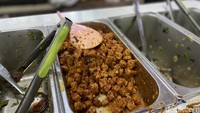 Saat pertama kali mendirikan warung makan pun David hanya menawarkan 4 jenis lauk. Kemudian terus bertambah seiring banyaknya pelanggan. Foto: detikcom/Riska Fitria
