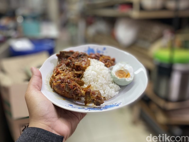 Warung nasi toko bangunan