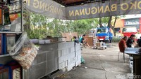 Karenanya, warung tersebut dinamakan Warung Nasi Toko Bangunan. Keduanya merupakan milik seorang pria yang akrab disapa Ko David. Foto: detikcom/Riska Fitria