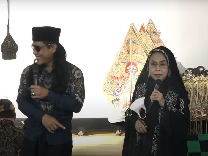Yati Pesek sakit hati dihina Gus Miftah Yati Pesek sakit hati dihina Gus Miftah.