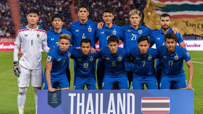 BANGKOK, THAILAND - 2024/06/11: Players of Thailand pose for a group photo during the FIFA World Cup 2026 Qualifiers Group C match between Thailand and Singapore at Rajamangala National stadium. Final score; Thailand 3 : 1 Singapore. (Photo by Peerapon Boonyakiat/SOPA Images/LightRocket via Getty Images)