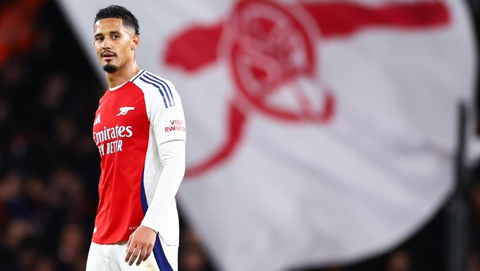 LONDON, ENGLAND - DECEMBER 3: William Saliba of Arsenal with a cannon flag behind him during the Premier League match between Arsenal FC and Manchester United FC at Emirates Stadium on December 3, 2024 in London, England. (Photo by Jacques Feeney/Offside/Offside via Getty Images)