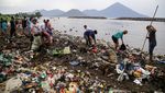 Warga Gotong-royong Bersihkan Sampah di Pantai Sasa Ternate