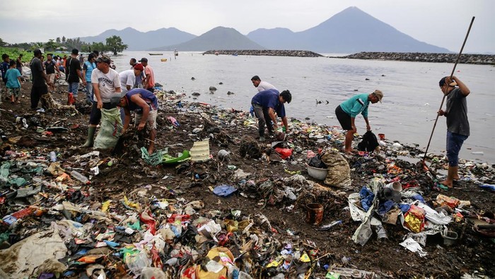 Warga mengumpulkan sampah kiriman dan sampah buangan di bibir Pantai Sasa, Ternate, Maluku Utara, Minggu (8/12/2024).Aksi bersih-bersih sampah oleh sejumlah komunitas dan warga sekitar itu sebagai bentuk kepedulian terhadap lingkungan dan mengantisipasi sampah plastik yang ada di sekitar pantai agar tidak terbawa arus ke laut yang berdampak pada kerusakan ekosistem pesisir. ANTARA FOTO/Andri Saputra/rwa.