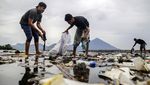 Warga Gotong-royong Bersihkan Sampah di Pantai Sasa Ternate