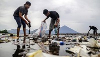 Warga membersihkan sampah di Pantai Sasa, Ternate, Maluku Utara.