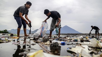 Warga Gotong-royong Bersihkan Sampah di Pantai Sasa Ternate