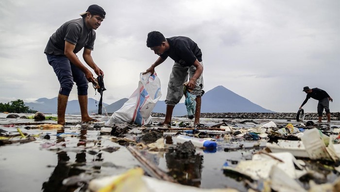 Warga mengumpulkan sampah kiriman dan sampah buangan di bibir Pantai Sasa, Ternate, Maluku Utara, Minggu (8/12/2024).Aksi bersih-bersih sampah oleh sejumlah komunitas dan warga sekitar itu sebagai bentuk kepedulian terhadap lingkungan dan mengantisipasi sampah plastik yang ada di sekitar pantai agar tidak terbawa arus ke laut yang berdampak pada kerusakan ekosistem pesisir. ANTARA FOTO/Andri Saputra/rwa.