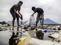 Warga Gotong-royong Bersihkan Sampah di Pantai Sasa Ternate
