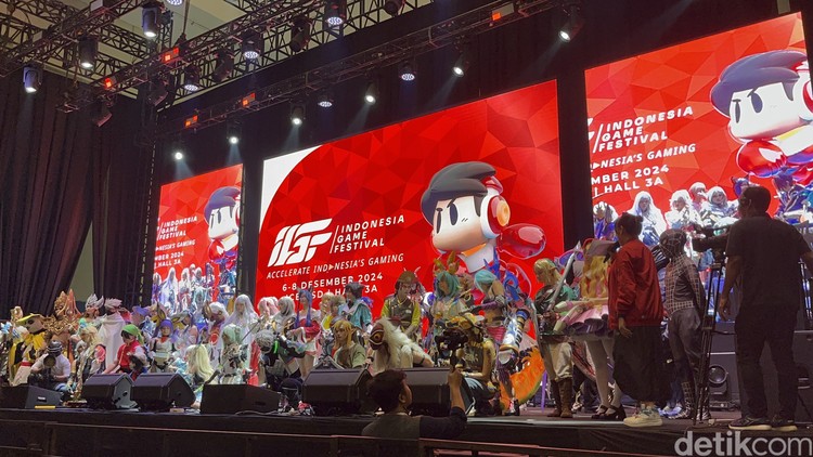 Aksi cosplayer di Indonesia Game Festival 2024