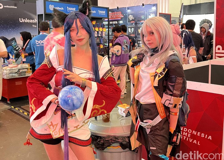 Aksi cosplayer di Indonesia Game Festival 2024