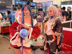 Aksi Keren Cosplayer Ramaikan Indonesia Game Festival 2024