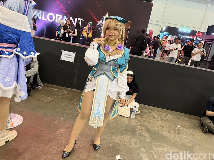 Aksi cosplayer di Indonesia Game Festival 2024