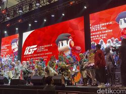 Aksi Keren Cosplayer Ramaikan Indonesia Game Festival 2024