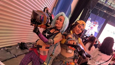 Aksi Keren Cosplayer Ramaikan Indonesia Game Festival 2024