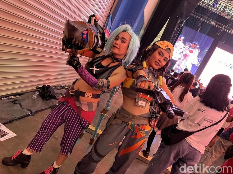 Aksi Keren Cosplayer Ramaikan Indonesia Game Festival 2024