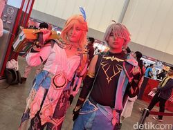 Aksi Keren Cosplayer Ramaikan Indonesia Game Festival 2024