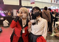 Aksi cosplayer di Indonesia Game Festival 2024