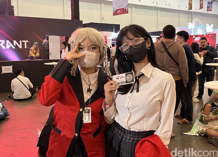 Aksi cosplayer di Indonesia Game Festival 2024