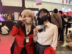 Aksi Keren Cosplayer Ramaikan Indonesia Game Festival 2024