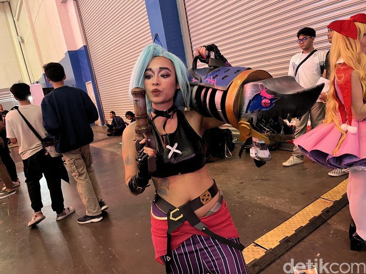 Aksi cosplayer di Indonesia Game Festival 2024