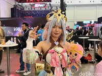 Aksi cosplayer di Indonesia Game Festival 2024