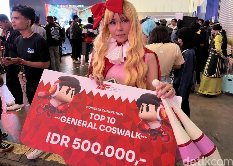 Aksi cosplayer di Indonesia Game Festival 2024