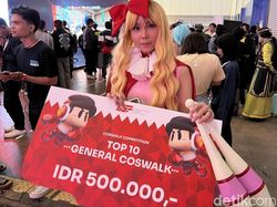 Aksi Keren Cosplayer Ramaikan Indonesia Game Festival 2024