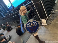 Aksi cosplayer di Indonesia Game Festival 2024