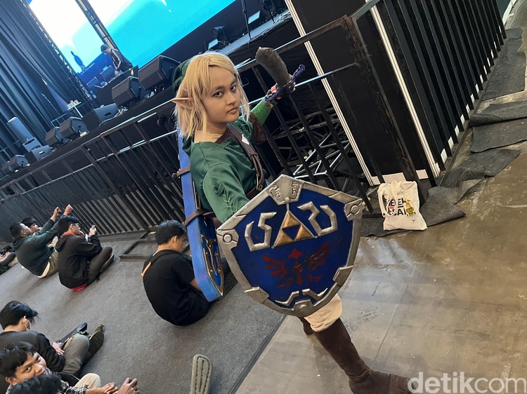 Aksi cosplayer di Indonesia Game Festival 2024