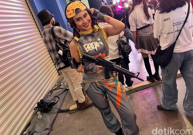Aksi cosplayer di Indonesia Game Festival 2024
