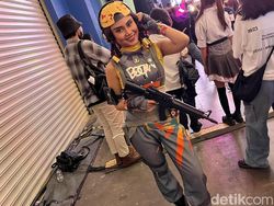 Aksi Keren Cosplayer Ramaikan Indonesia Game Festival 2024