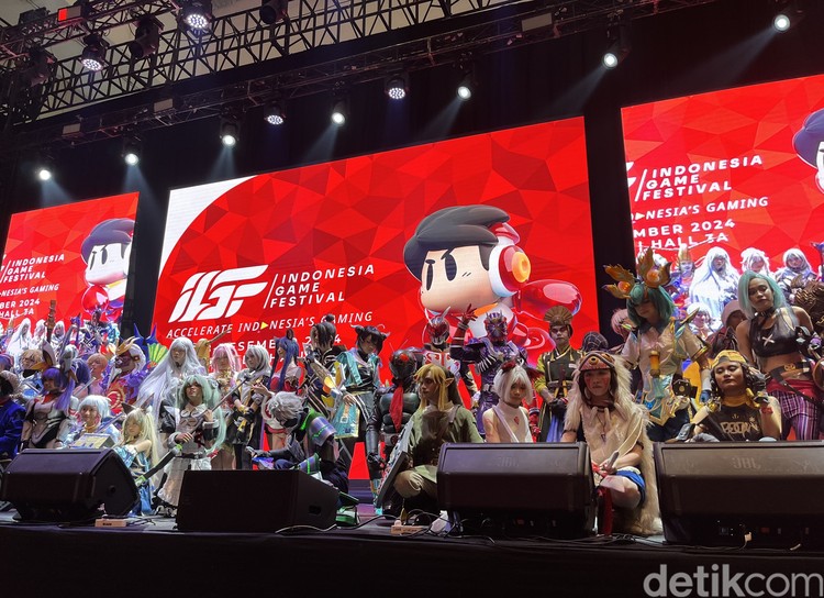 Aksi cosplayer di Indonesia Game Festival 2024