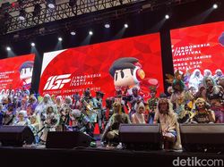 Aksi Keren Cosplayer Ramaikan Indonesia Game Festival 2024