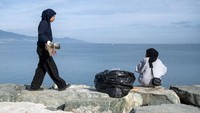 Aksi itu untuk mengampanyekan sekaligus menggugah kesadaran masyarakat tentang kebersihan lingkungan dan bahaya sampah plastik yang bisa merusak ekosistem daerah pesisir.  