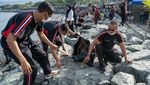 Aksi Bersih-bersih Sampah di Pantai Teluk Palu