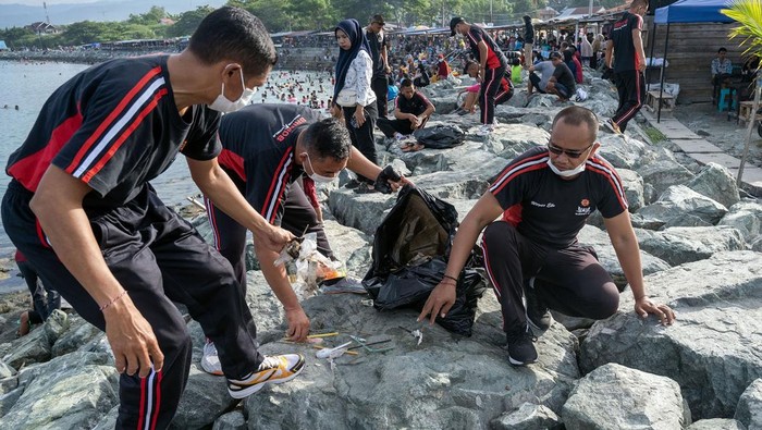 Aksi pungut sampah plastik pantai Teluk Palu Warga mengumpulkan sampah plastik di kawasan tanggul pantai Teluk Palu, Sulawesi Tengah, Minggu (8/12/2024). Aksi peduli lingkungan dengan memungut sampah plastik oleh komunitas warga peduli lingkungan itu untuk mengampanyekan sekaligus menggugah kesadaran masyrakat tentang kebersihan lingkungan dan bahaya sampah plastik yang bisa merusak ekosistem daerah pesisir. ANTARA FOTO/Basri Marzuki/rwa.