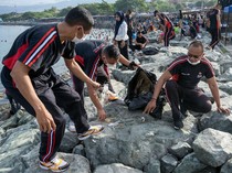 Aksi Bersih-bersih Sampah di Pantai Teluk Palu