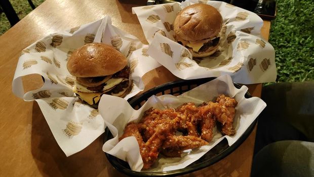 Various variants of chicken and meat burgers at the Majesty Burger shop, Mengwi Village, Badung. (Agus Eka/detikBali)