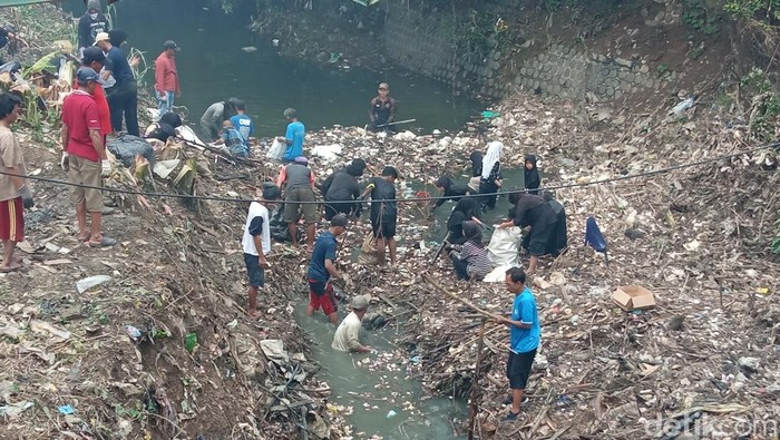 Antisipasi Banjir, Warga Kota Cirebon Gotong Royong Angkut Sampah di Sungai Cikalong