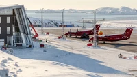 Sebelumnya, untuk sampai ke Nuuk tidaklah mudah. Traveler harus mendarat di bekas bandara militer Kangerlussuaq yang letaknya 319 km di utara Nuuk dan kemudian mengambil penerbangan lanjutan yang lebih kecil (Foto: CNN)
