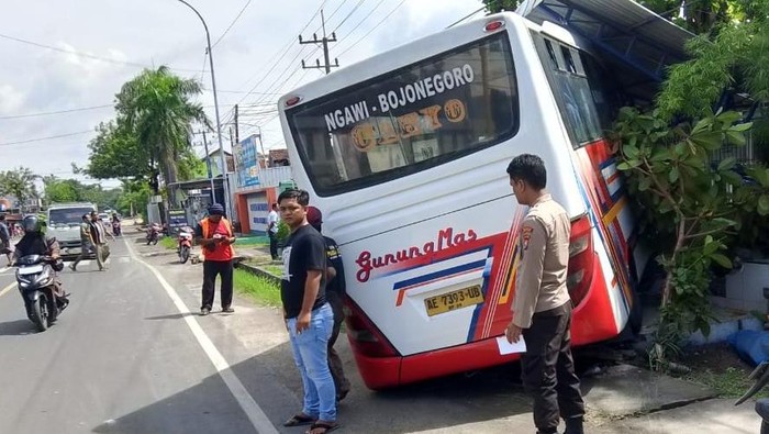 Bus tabrak halte di Bojonegoro