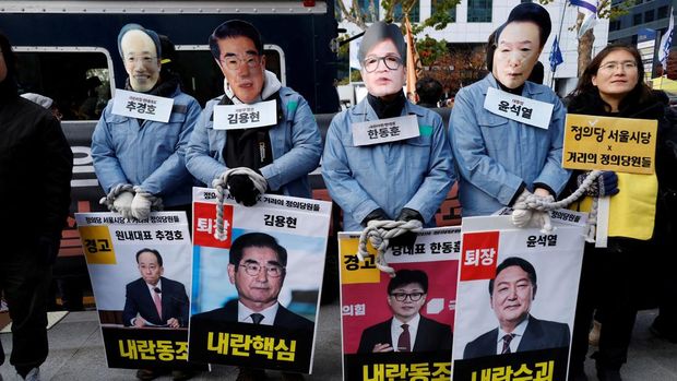 Demonstran menghadiri aksi protes di luar gedung parlemen Korea Selatan (Korsel), saat sidang pleno untuk voting pemakzulan Presiden Yoon Suk Yeol digelar. Dalam aksinya, para demonstran menuntut Yoon untuk segera mundur dari jabatannya. (REUTERS/Kim Soo-hyeon)