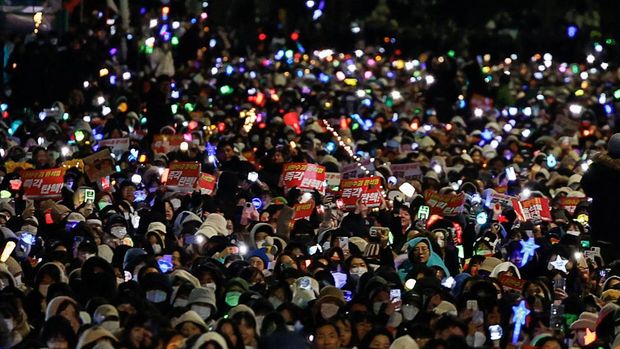 Demonstran menghadiri aksi protes di luar gedung parlemen Korea Selatan (Korsel), saat sidang pleno untuk voting pemakzulan Presiden Yoon Suk Yeol digelar. Dalam aksinya, para demonstran menuntut Yoon untuk segera mundur dari jabatannya. (REUTERS/Kim Kyung-Hoon) Demonstran menghadiri aksi protes di luar gedung parlemen Korea Selatan (Korsel), saat sidang pleno untuk voting pemakzulan Presiden Yoon Suk Yeol digelar. Dalam aksinya, para demonstran menuntut Yoon untuk segera mundur dari jabatannya. (REUTERS/Kim Kyung-Hoon)