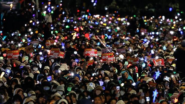 Demonstran menghadiri aksi protes di luar gedung parlemen Korea Selatan (Korsel), saat sidang pleno untuk voting pemakzulan Presiden Yoon Suk Yeol digelar. Dalam aksinya, para demonstran menuntut Yoon untuk segera mundur dari jabatannya. (REUTERS/Kim Kyung-Hoon)